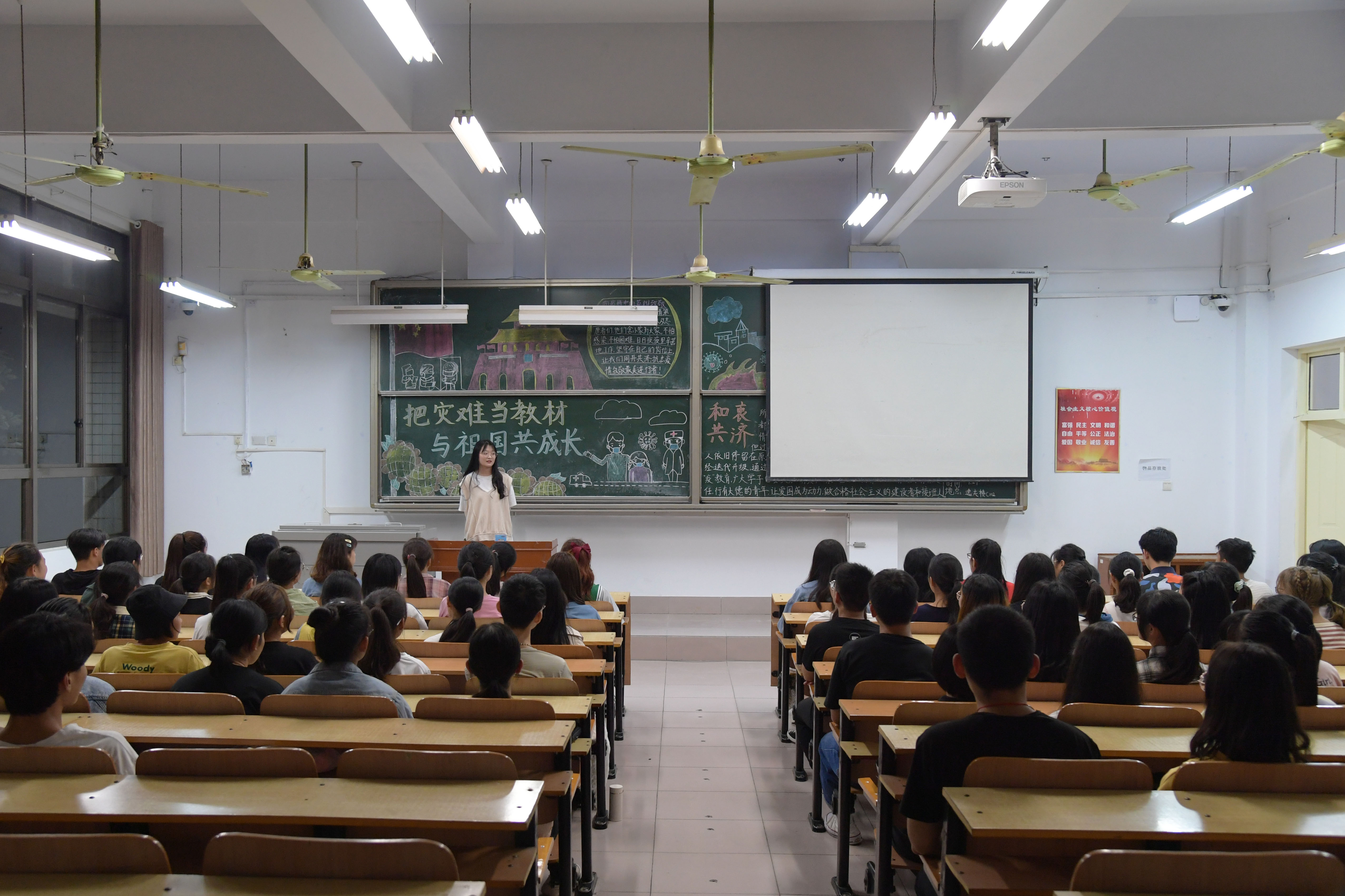 教育科学学院开展“出彩河南人”第三届最美大学生“青春班会”主题教育活动.jpg