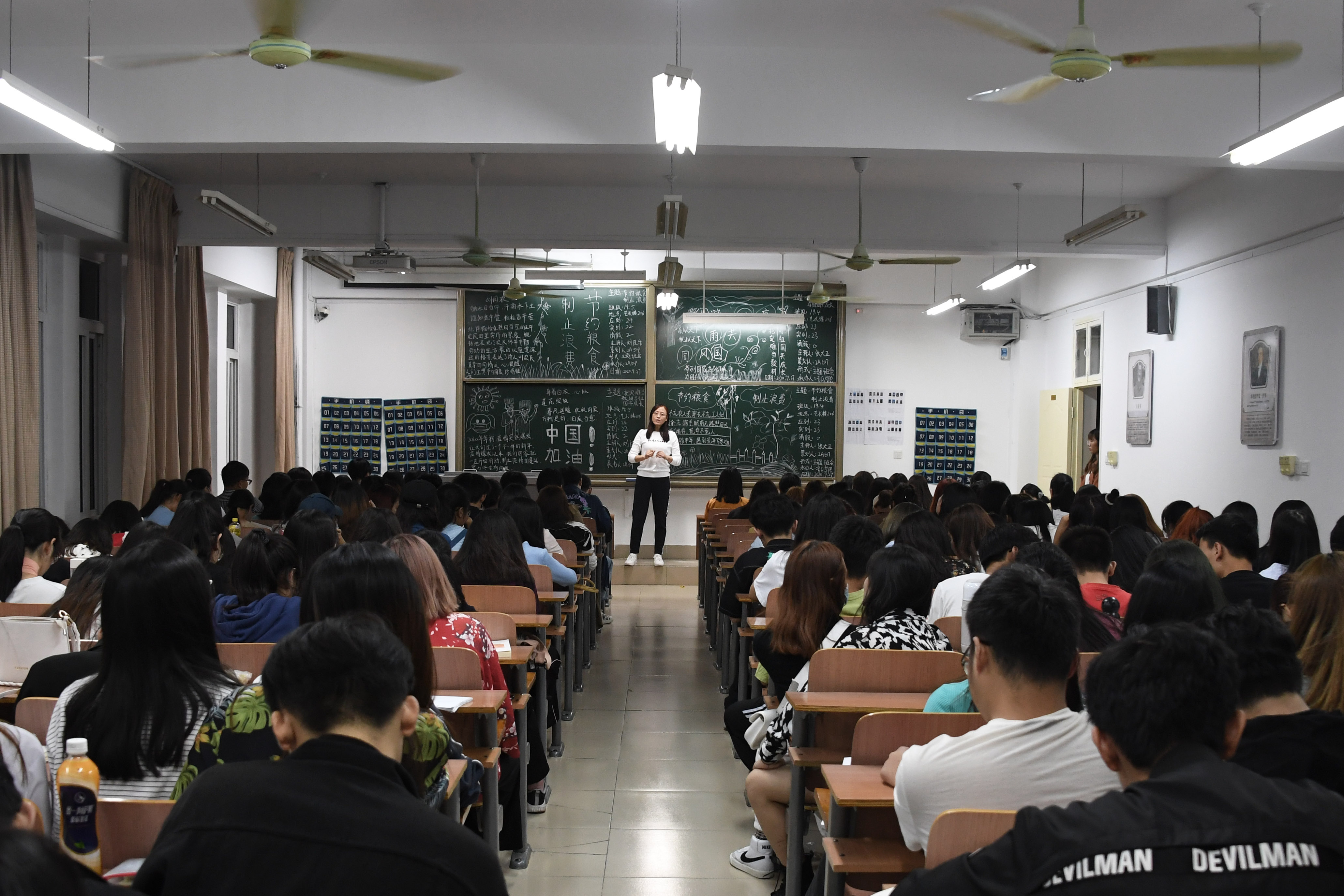 音乐学院开展“节约粮食、制止浪费”主题班会.jpg