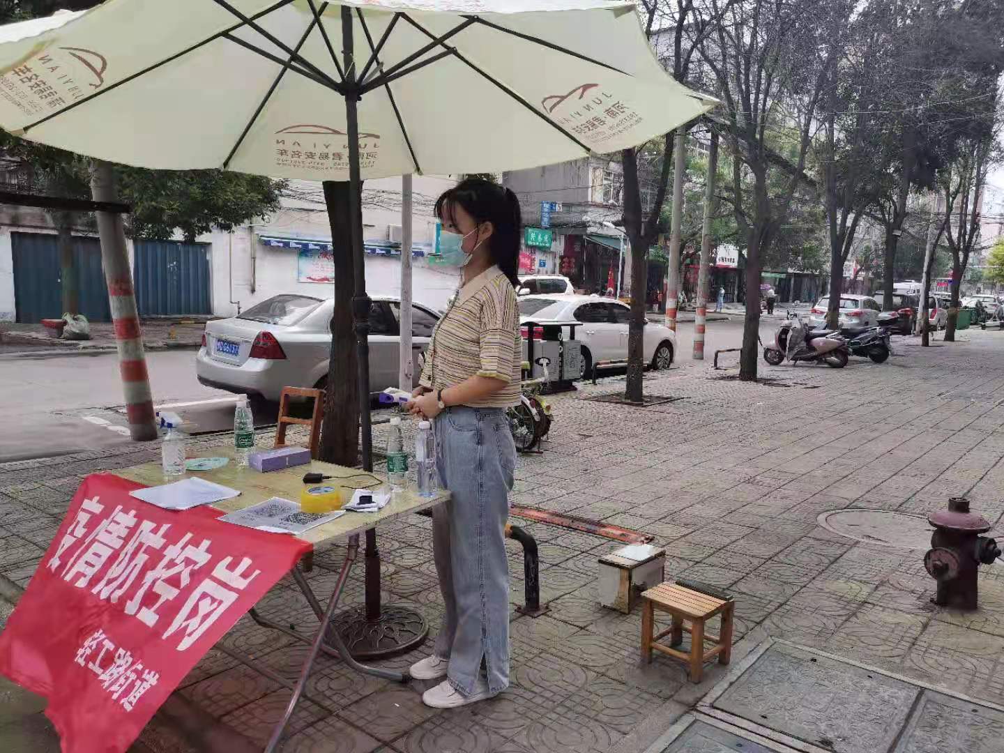 3.刘若茜同学参与平顶山市新东社区疫情防控卡点值守志愿者服务活动.jpg